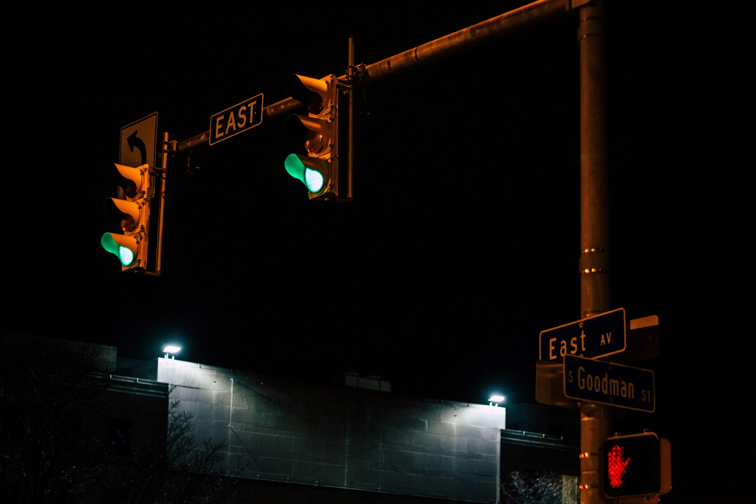 stop light with red light